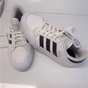 Adidas black stripe tennis shoes women’s 8